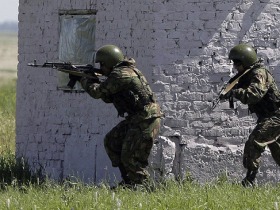 Силовики блокируют дом боевиков. Фото: contrasterra.ru