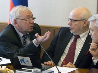 Владимир Лукин и члены Совета по правам человека. Фото: izvestia.ru