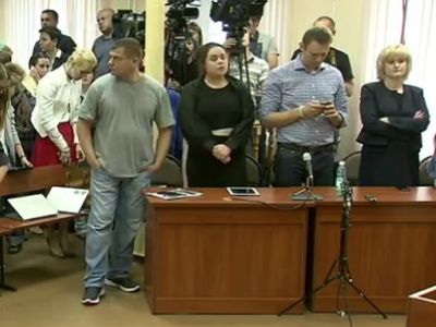 Алексей Навальный и Петр Офицеров на суде