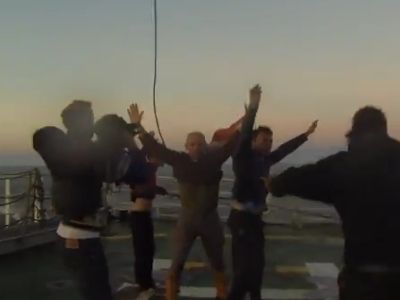 Захват сотрудниками ФСБ ледокола Arctic Sunrise. Кадр из видео Гринписа.