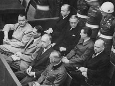 Карл Дёниц в числе прочих военных преступников в Нюрнберге. Фото: ru.wikipedia.org/