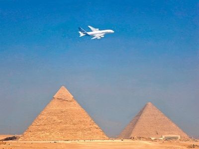 Самолет над пирамидами. Источник - abnews.ru