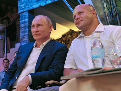 Владимир Путин и Федор Емельяненко. Источник - wikimedia.org