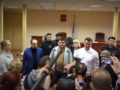 А. Навальный и его соратники в зале суда, 8.2.17. Фото: twitter.com/navalny