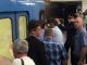 Пассажиры толкают поезд в метро. Фото: Новосибирская служба эвакуации 