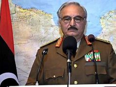 Фельдмаршал Халифа Хафтар на фоне карты Ливии. Фото: topwar.ru