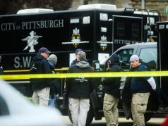 На месте расстрела прихожан синагоги в Питтсбурге. Фото: EPA/UPG