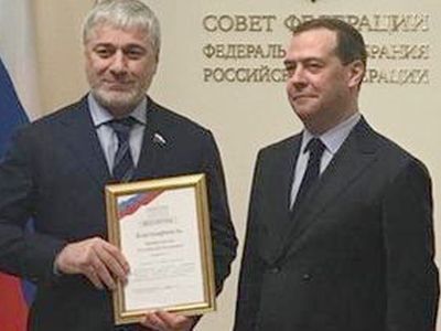 Премьер вручает благодарность сенатору Геремееву. Фото: runews24.ru