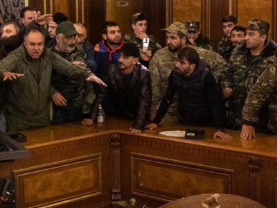 Недовольные соглашением жители Еревана ворвались в здание парламента. Фото: Reuters