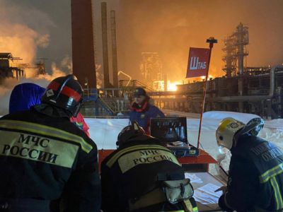 Взрыв на заводе Уфаоргсинтез. Фото: МЧС РФ