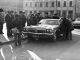 Киевляне и иностранный автомобиль, 1970-е. Фото: www.facebook.com/OkhrimenkoAlex